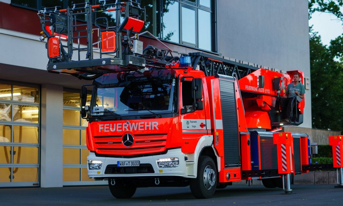 Drehleiter mit Korb